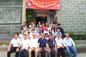 崇正兴宁福利会第十二届理监事与优秀子弟合照留念。