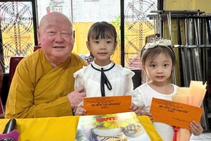 莲华寺住持、“绿色环保”俱乐部主任释惟镇和尚向学生颁发奖学金。