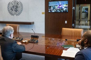 联合国秘书长古特雷斯（左）在国际特赦组织全球大会上发表讲话。（图：联合国）