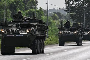 泰国公路上有军队乘坐装甲车。（图：AFP ）