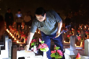 范明政总理出席长山国家烈士陵园缅怀英烈“点燃感恩烛光”仪式。（图：越通社）