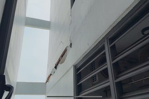 Lapen Center公寓的一栋楼外墙出现一条大裂缝。（图：玉江）