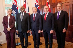 7月25日，澳英两国外长、防长在悉尼举行的澳英部长级磋商会议 (AUKMIN) 期间与澳总理阿尔巴尼斯合影。（图：路透社）