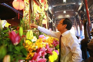 市委书记阮文年在崑岛祠堂上香缅怀英雄烈士。（图：元宇）