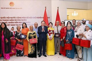 国会主席陈青敏和夫人向侨胞们送礼品。（图：越通社）