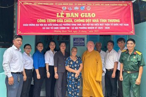 平泰坊领导与莲华寺住持释惟镇和尚向贫困户移交温情屋。