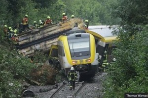 德国南部发生火车脱轨事故