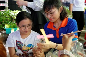 儿童以塑料垃圾制作玩具。