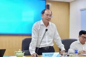 市卫生厅长曾志尚在会议上发言。