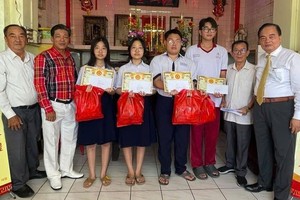 苏氏大宗祠多位负责人与领奖大学生合照。