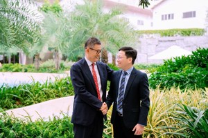 嘱托·交棒——董事长郭志锋携手CEO黎越海山，迈向千禧龙传媒更远的未来。