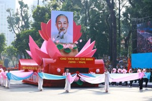 灵活运用胡志明关于 “以不变应万变”的思想