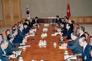 1995年4月11日至17日，党中央总书记杜梅对韩国进行正式访问，并与韩国总统金泳三举行会谈。图自 越通社