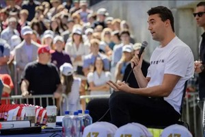 美国总统特朗普的政坛盟友、保守派政治评论员柯克在当地时间10日时在校园演讲时遭到枪击身亡。（图：AP）