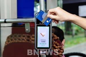 在公交车上实施NAPAS非接触式银行卡支付