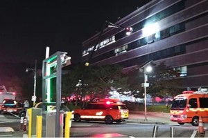 消防车参加救援工作。