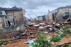 宁平省多户民房遭遇掀顶、倒塌。（图：越通社）