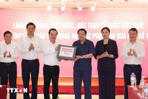 党中央政治局委员、中央书记处书记、中央内政部部长潘廷擢向乂安省人民转交党、国家、越南祖国阵线的援助物资。(图：越通社)