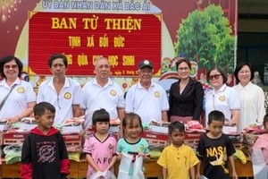 培德精舍慈善代表团与福胜小学学生合照留念。