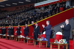 朝鲜劳动党总书记、国务委员长金正恩与党中央总书记苏林及各位代表一同出席活动。（图：越通社）