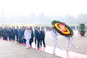 越南政府党部第一次代表大会（2025—2030年任期）代表团在范明政总理率领下，前往胡志明主席陵敬献花圈并入陵瞻仰胡志明主席遗容。（图：越通社）