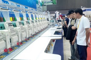 现代化针织机吸引业者的关注。