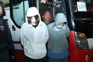 这是10月18日凌晨在柬埔寨金边德崇国际机场拍摄的被遣返的韩国网络诈骗嫌疑人。（图：新华社/柬新社）