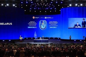 白俄罗斯内务部长伊万·库布拉科夫在《联合国打击网络犯罪公约》上签字。（图：越通社)