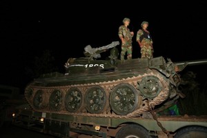 10月26日晚，柬埔寨军队开始从存在争议的边界区域撤出重型武器及相关装备。（图：越通社）