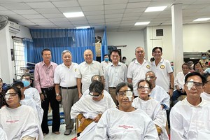 培德精舍会长庄瑞雄（左三）与护法会代表同部分术后白内障病人代表合摄。