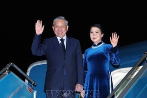 苏林总书记和夫人启程对大不列颠及北爱尔兰联合王国进行正式访问。（图：越通社）