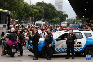 10月28日，巴西警方在里约热内卢展开针对黑帮“红色司令部”的大规模剿匪行动，军警在街头维持秩序。（图：新华社）