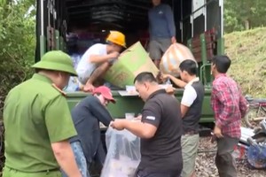 多支救援小队徒步翻山越岭，背负物资沿山间小路深入偏远村寨，全力守护受困群众的生活安全。（图：视频截图）