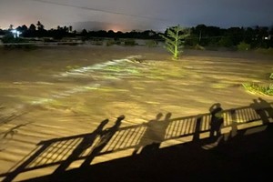 夜间洪水涌入，冲走了3人。