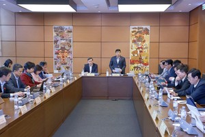 11月5日上午，国会代表分组审议了《民事执行法（修正案）》、《司法鉴定法（修正案）》、《反腐败法（修正案）》及《知识产权法（修正案）》等法律草案。（图：越通社）