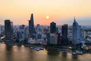 胡志明市中心在革新40年后面貌焕然一新。图自越通社