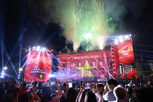 于2025年8月15日在河内举行的特别文艺节目《河内—从1945年历史之秋》应用了3D Mapping技术。图自越通社