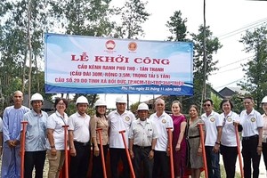 培德精舍代表与地方代表合摄于新桥动土仪式上。