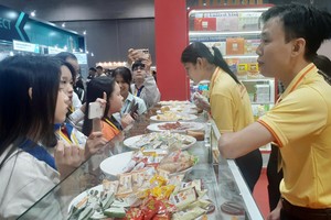 展览在开幕当天上午便已吸引众多人士前往参观。