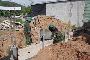 顺化市军事指挥部第6团战士们帮助人民建设新房。图自越通社