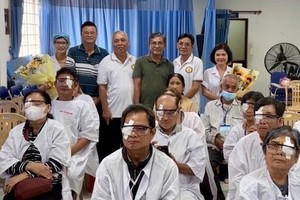 培德精舍护法理事会代表分别与胡志明市贫病者辅助会、仁和慈善分会代表和部分术后病人合照留念。