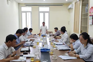 Giám đốc Sở NNMT Nguyễn Toàn Thắng làm việc trực tiếp với doanh nghiệp để tháo gỡ vướng mắc trong công tac cấp Giấy chứng nhận tại các dự án nhà ở.