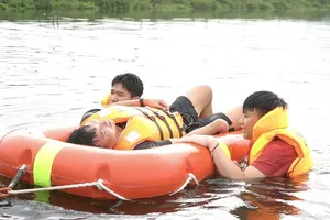 Cảnh sát dầm mình dưới nước “giành lại sự sống” cho nạn nhân trong diễn tập cứu hộ