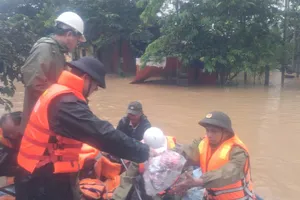 Bộ đội Hải quân Vùng 3 dầm mưa tiếp tế lương thực cho người dân vùng lũ miền Trung