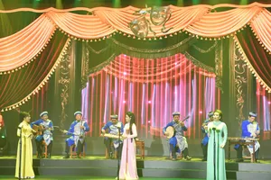 Khán giả xúc động trong đêm nghệ thuật “Viễn Châu - Lời thương trên phím đàn”