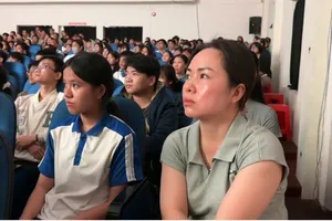 Khán giả xúc động khi xem phim “Mưa đỏ” tại Côn Đảo