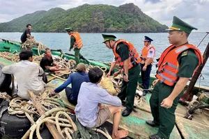 Cứu 5 ngư dân sau vụ tàu chìm ở vùng biển Côn Đảo