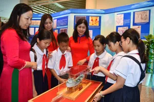 Trưng bày "Tổ quốc nhìn từ biển"