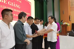 Bồi dưỡng lý luận chính trị cho đảng viên mới