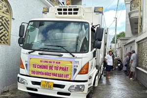 Người dân xã Long Hải tiếp tục chở hàng tấn nhu yếu phẩm cứu trợ miền Trung